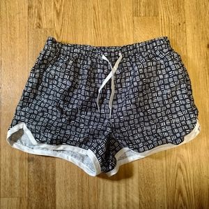 Old Navy size 8 shorts black & white print